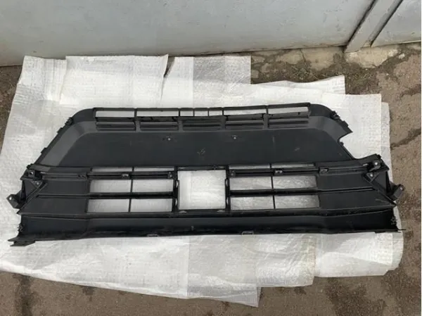 Решітка переднього бампера, центральна 7172186R005PK Suzuki