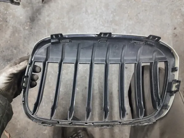 Решітка радіатора права 7383364 BMW
