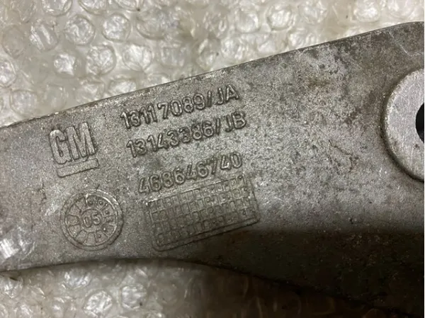 Кронштейн подушки (опори) двигуна, задньої 13117089 General Motors