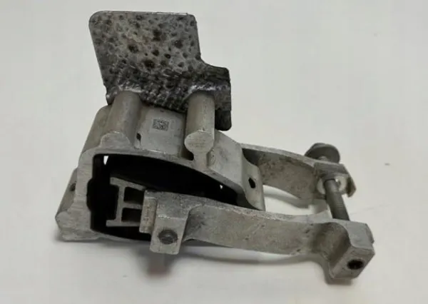 Подушка двигуна задня LR114070 Land Rover