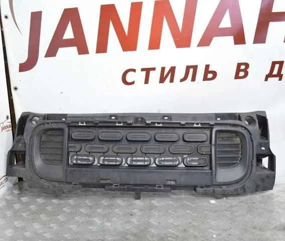 Решітка переднього бампера, центральна 9816749880 Peugeot/Citroen