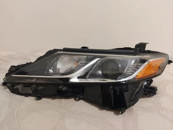 Фара права 8111006G10 Toyota