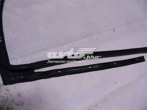 Ущільнювач двері задньої правої (на двері) 831402H000 Hyundai/Kia