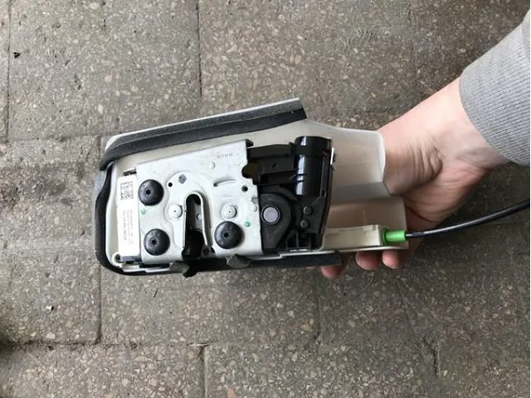Замок дверки правої передньої 106896300K Tesla