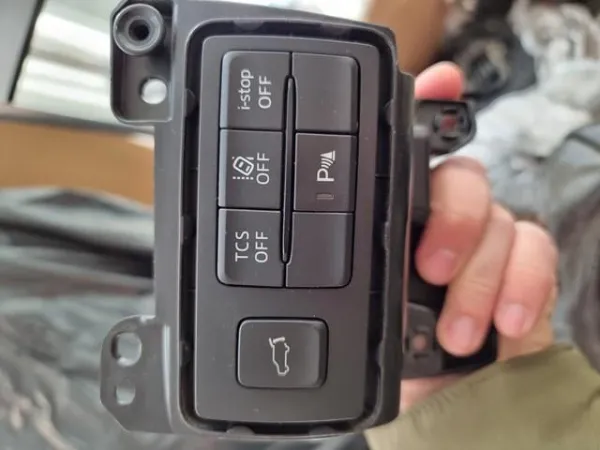 Кнопка увімкнення ESP KB8N66170A Mazda