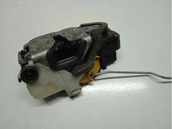 Замок задньої двері, лівої 13579555 General Motors