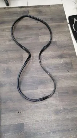 Ущільнювач двері передньої лівої (на кузові) KIA Ceed SPORT WAGON