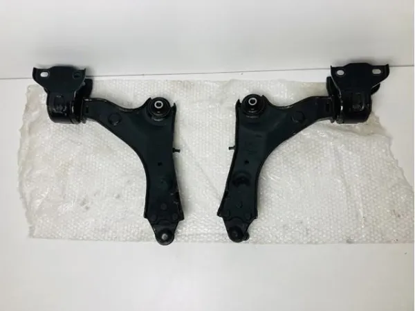 Важіль передньої підвіски нижній, правий LR086107 Land Rover