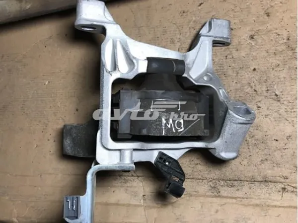 Подушка (опора) двигуна, права TK7839060 Mazda