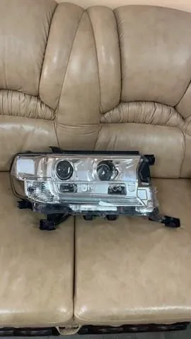 Фара права 8110560P40 Toyota