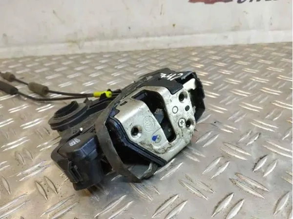 Замок передньої лівої двері Toyota Auris UKP