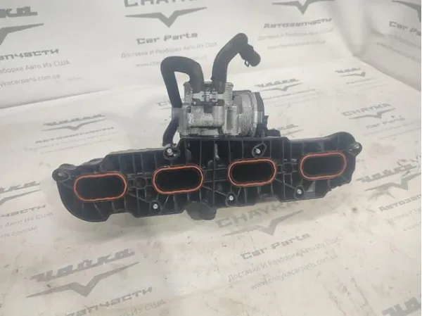 Впускний колектор LR106371 Land Rover