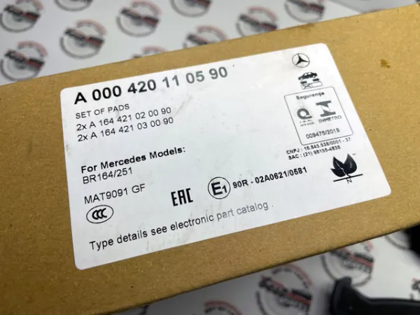 Передні тормозні колодки A000420110590 Mercedes