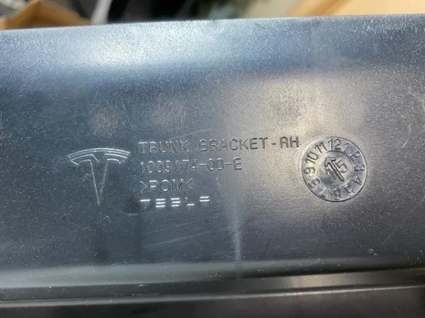  100917400E Tesla