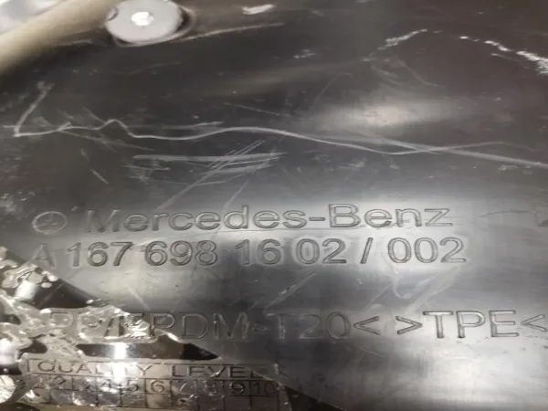 Підкрилок переднього крила, правий задній A1676981602 Mercedes
