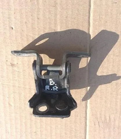 Петля заднтої двері, правої KD5372210A Mazda