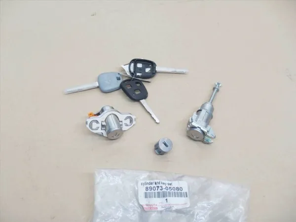 Личинки замків Toyota Avensis II