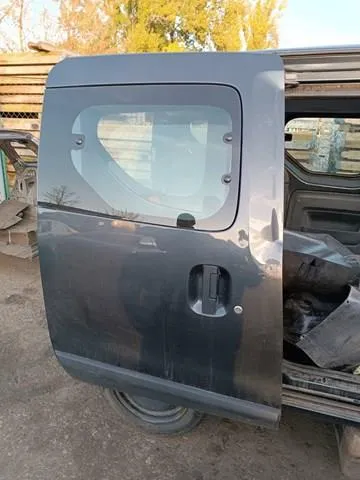 Двері бічні (зсувні), права 821125955R Renault (RVI)