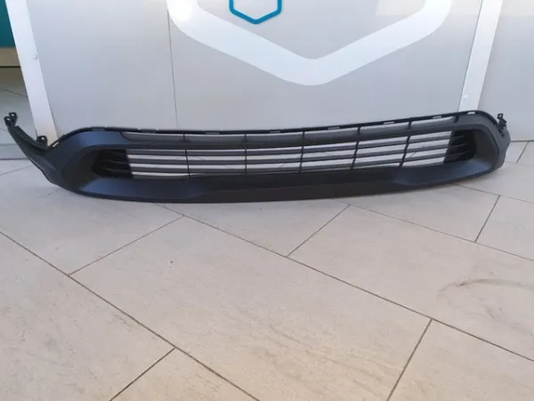 Решітка переднього бампера, центральна 5311247370 Toyota