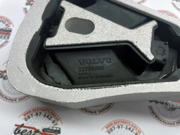 Подушка (опора) двигуна, права верхня 32298608 Volvo