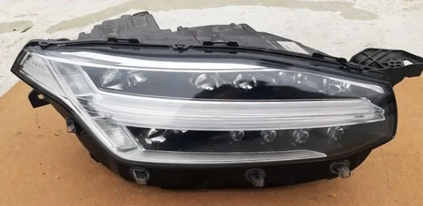 Фара права 31655775 Volvo