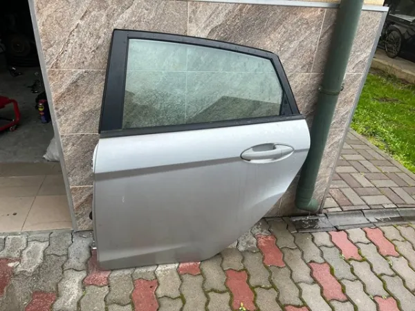 Двері задні, ліві 1692503 Ford