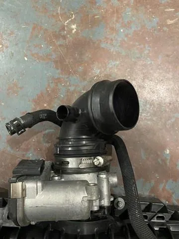 Дросільна заслінка LR109395 Land Rover