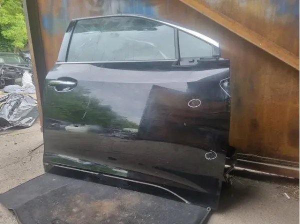 Двері праві передні 60009AN02A9P Subaru