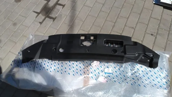 Накладка верхня передньої панелі/супорту радіатора 2356606 Ford