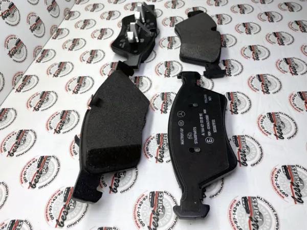Передні тормозні колодки A000420110590 Mercedes