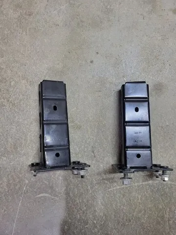 Кронштейн бампера переднього, лівий 622115NA0B Nissan/Infiniti