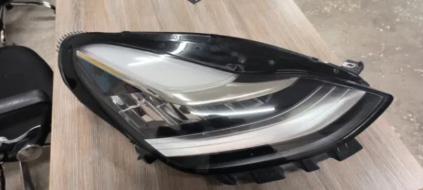 Фара права Tesla Model 3 5YJ3