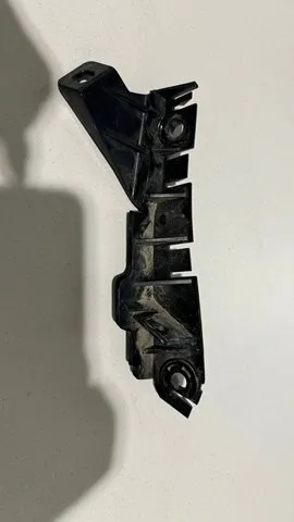 Кронштейн бампера переднього, лівий LR137782 Land Rover
