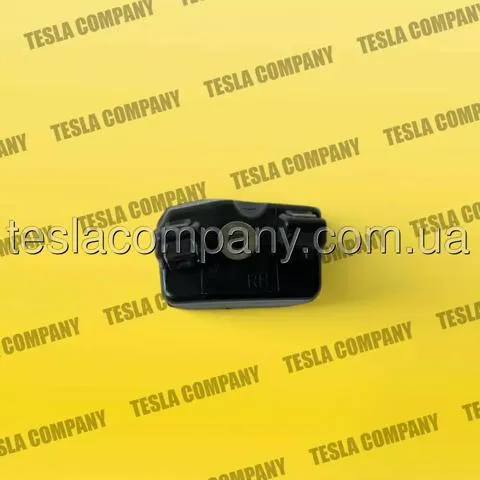 Кронштейн бампера переднього, правий 149377300B Tesla