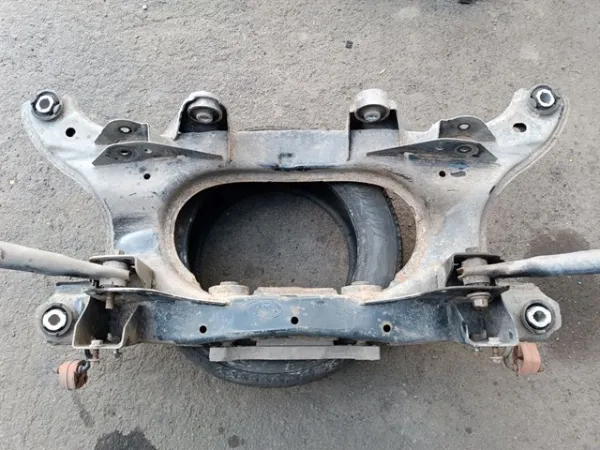Балка задня LR072077 Land Rover