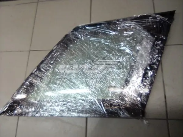 Скло багажного відсіку, праве LR044115 Land Rover