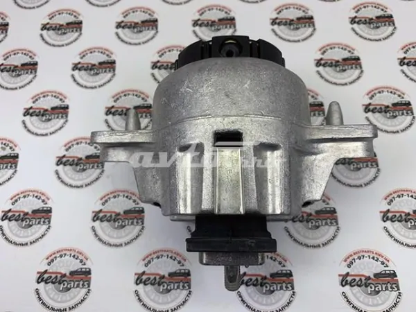 Кронштейн подушки (опори) двигуна, правої LR117098 Land Rover