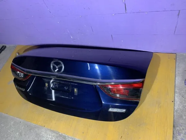 Кришка багажника GJY15261X Mazda