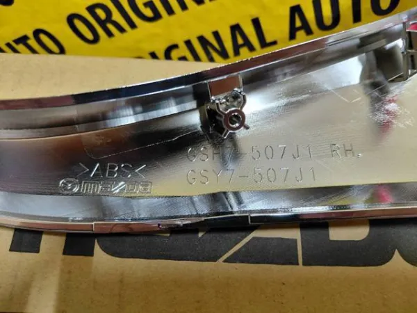 Молдинг решітки радіатора, правий GSH7507J0D Mazda
