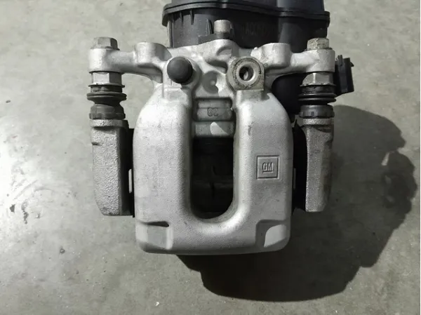 Супорт задній лівий 13529258 General Motors