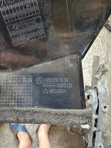 Решітка повітропровода ліва A9068300054 Mercedes