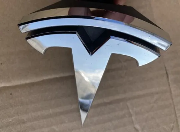 Емблема решітки радіатора 104788400D Tesla