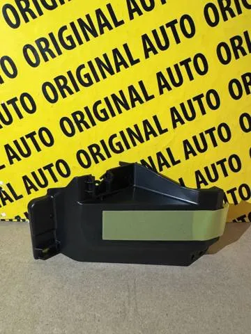 Кронштейн бампера переднього, правий DGH950C11 Mazda