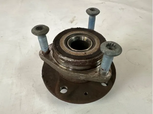 Задня маточина Audi Q3 F3B