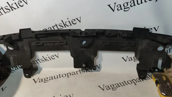 Кронштейн решітки радіатора 760853819C9B9 VAG