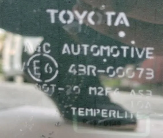 Скло багажного відсіку, праве 6271060B10 Toyota