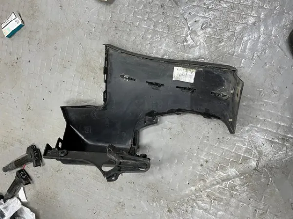 Бампер задній, ліва частина 9816789680 Peugeot/Citroen