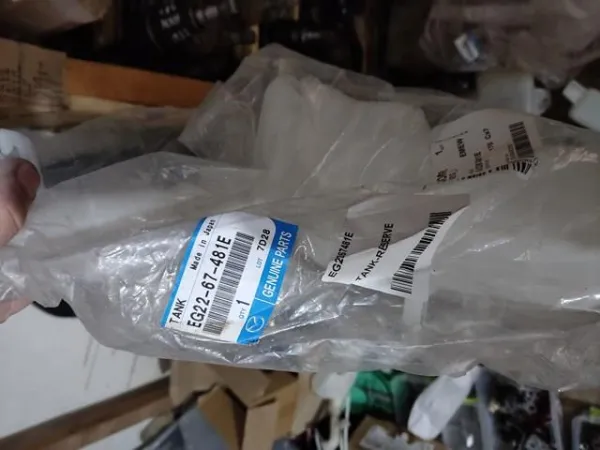 Бачок омивача EG2267481E Mazda