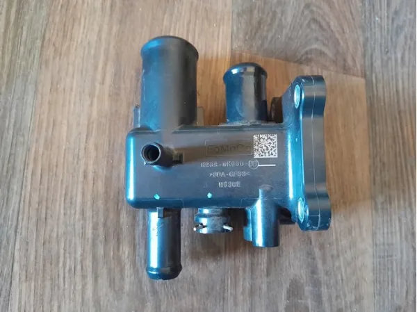 Фланець системи охолодження (трійник) K2GZ8K556B Ford
