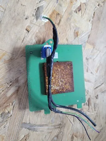 Антена GPS 107973400C Tesla